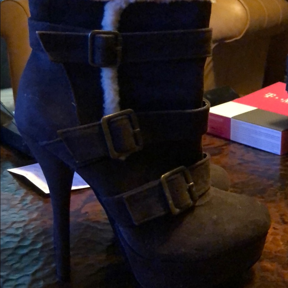 Heels - Picture 3 of 4